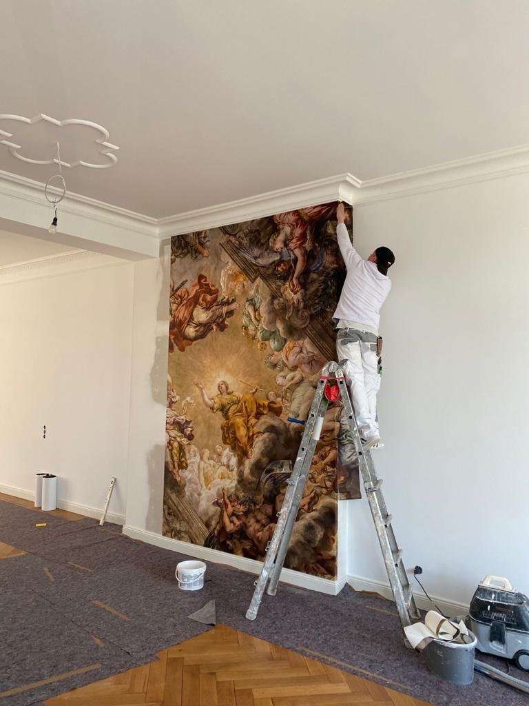 Professionelle Tapezierarbeit mit kunstvoller Wandtapete vom Malerfachbetrieb Berg im Bahnhof in Kastellaun